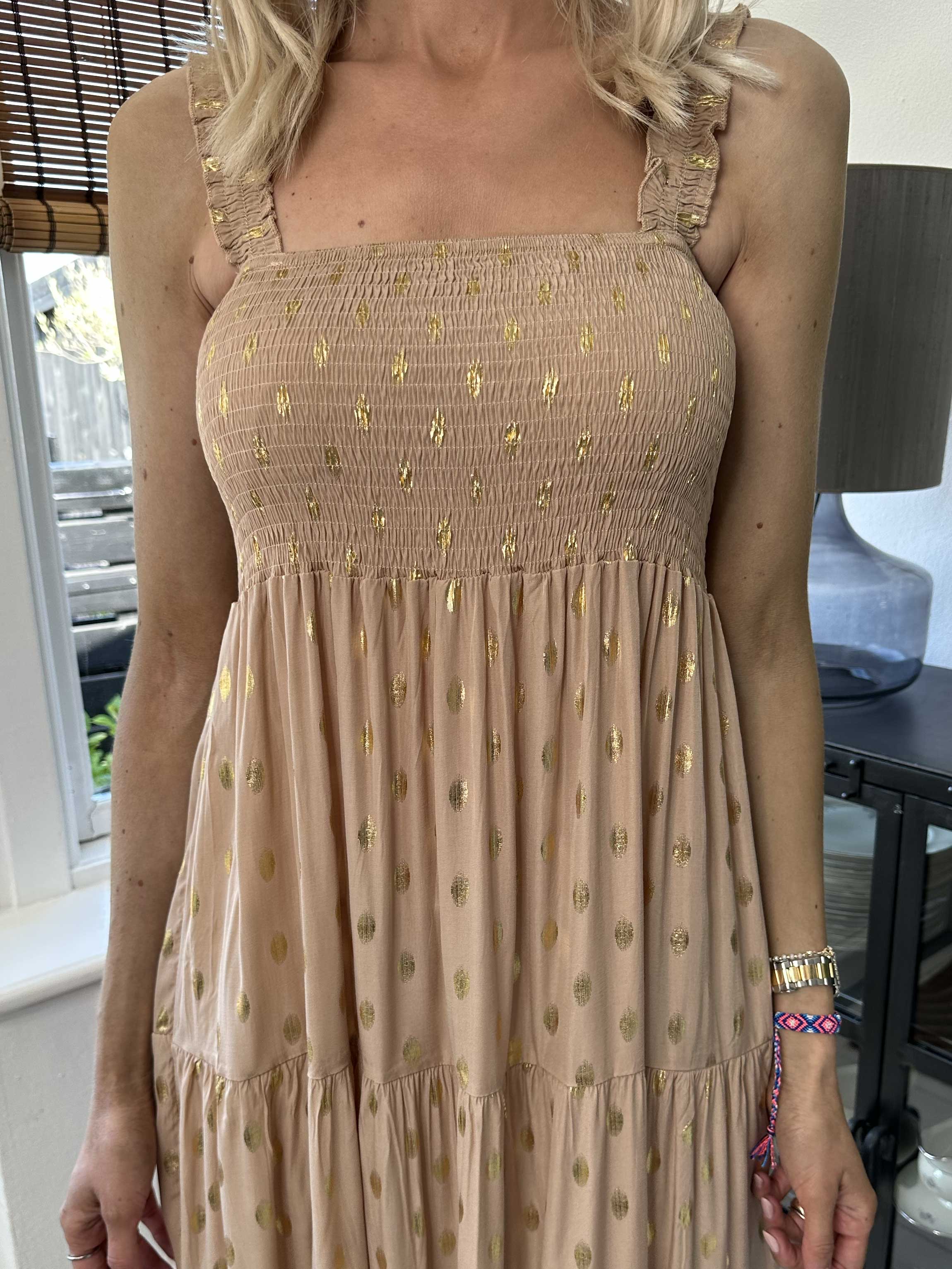 Emma - Lång klänning med smockad byst och gulddetaljer